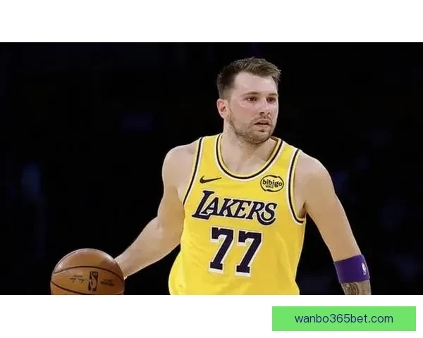 亚历山大赛季四十次三十分压制东契奇领跑全联盟